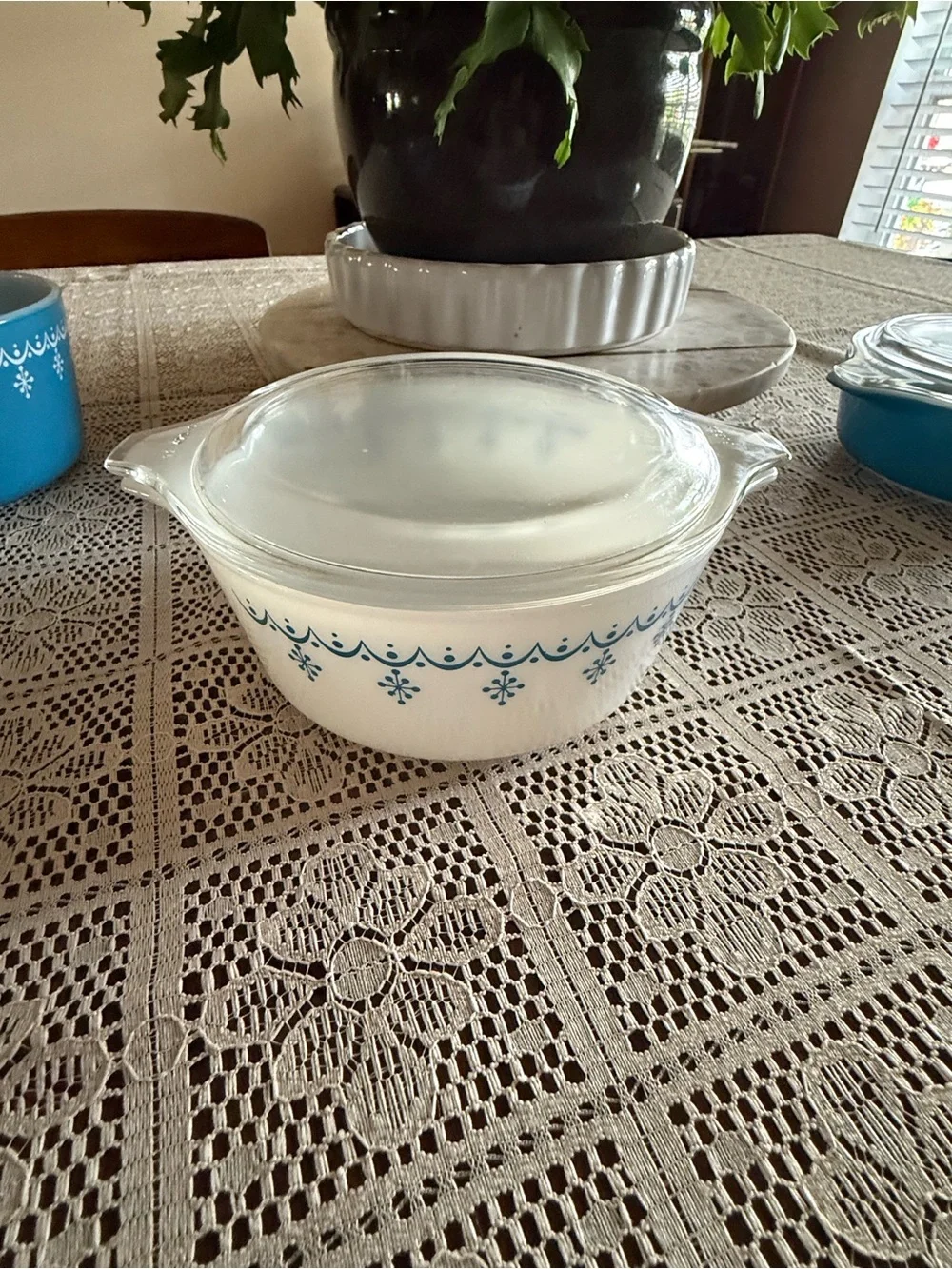 EUC PYREX Snowflake Garland Set of 3 with lids included.